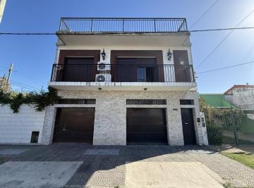 Casa · 170m² · 3 Ambientes · 4 Cocheras · Casa 3 Ambientes con Cochera y Patio en Venta - Wilde