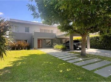 Casa · 307m² · 5 Ambientes · 1 Cochera · Casa en Venta en La Lomada con Pileta