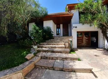 Casa · 548m² · 3 Dormitorios · 5 Cocheras · Casa en Temperley Oeste