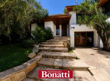 Casa · 548m² · 3 Dormitorios · 5 Cocheras · Casa en Temperley Oeste