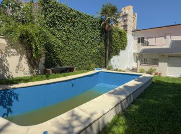 Casa · 240m² · 6 Ambientes · 3 Cocheras · Casa de 5 Dorm. en Venta y Alquiler en Vicente López con Pileta