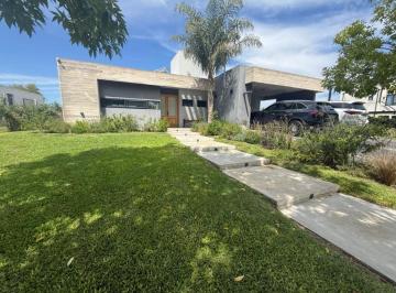 Casa · 173m² · 4 Ambientes · 6 Cocheras · Casa en El Canton - Golf