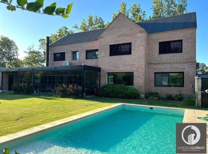Casa · 233m² · 7 Ambientes · 2 Cocheras