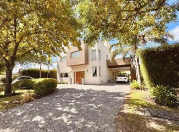 Casa · 237m² · 4 Ambientes · 3 Cocheras · Barrancas de Iraola: Casa con Gran Jardín, Parrilla y Terraza Lista Para Sumar m