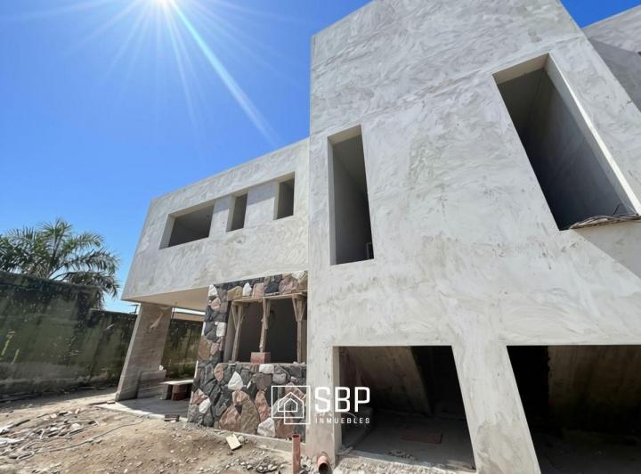 Casa · 200m² · 5 Ambientes · 2 Cocheras