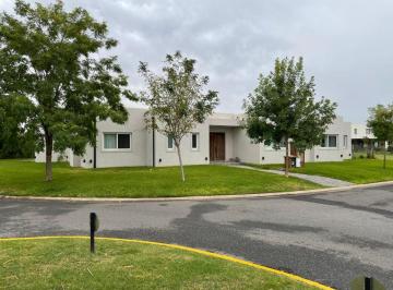 Casa de 4 ambientes, Pilar · Casa en Santo Tomás Pilar | 3 Dorm., Gran Jardín con Pileta | Cerca Colegios Apdes