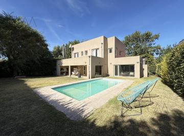 Casa · 244m² · 6 Ambientes · 2 Cocheras · Casa en Venta en Rumencó