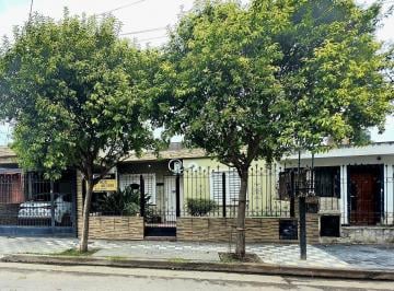 Casa · 183m² · 8 Ambientes · 1 Cochera · Barrio Patricios, Recibe Propiedad.