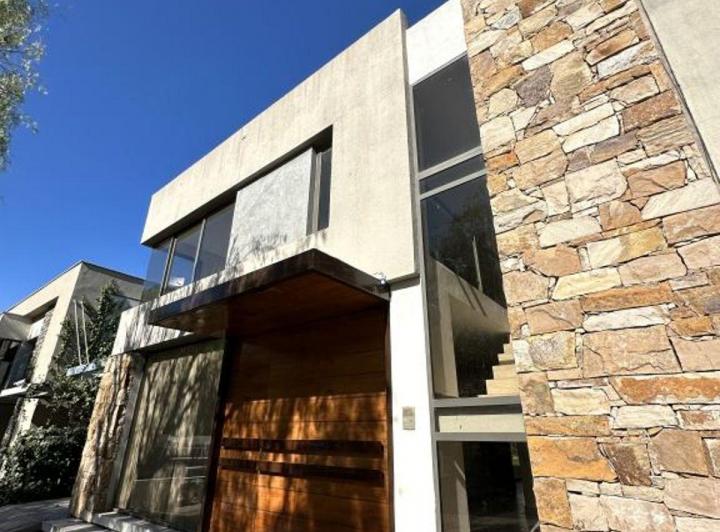 Casa · 230m² · 5 Ambientes · 1 Cochera