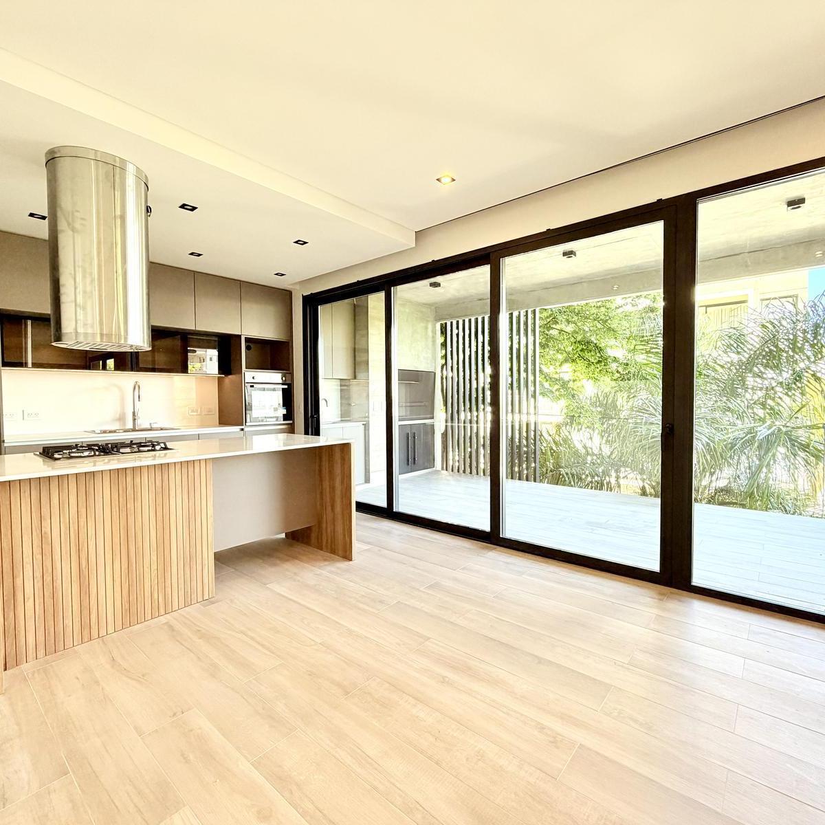 Piso 4 ambientes de categoria con balcón terraza y parrilla – Edificio Malé 3