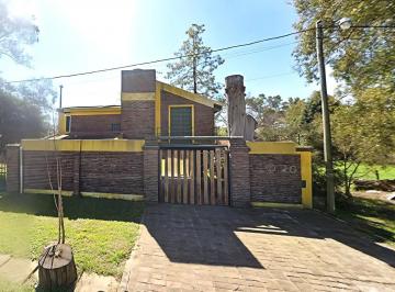 Casa · 390m² · 3 Dormitorios · 1 Cochera · Casa en Pueblo Esther