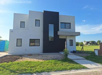 Casa · 195m² · 5 Ambientes · Santa Elena Casa de Dos Plantas