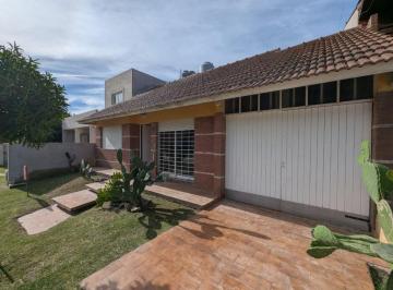Casa de 3 ambientes, Santa Clara del Mar · Chalet en Santa Clara del Mar. Calle Santos 147