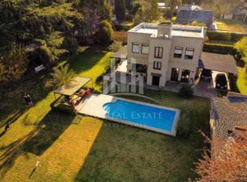 Casa · 300m² · 4 Ambientes · 4 Cocheras · Excelente Propiedad Estilo Campo en Barrio Robles del Monarca