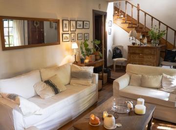 Casa · 248m² · 5 Ambientes · 3 Cocheras · Venta Casa 5 Ambientes Zona Los Troncos con Jardín