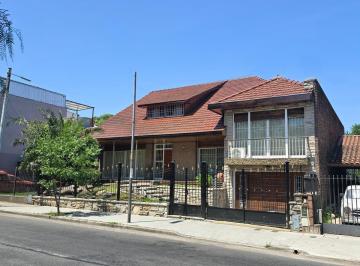 Casa · 406m² · 4 Ambientes · 1 Cochera · Venta Chalet de 4 Ambientes con Jardín, Piscina, Quincho y Playroom en Versalles – Apto Crédito