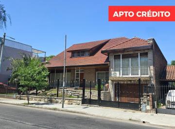 Casa · 338m² · 4 Ambientes · 1 Cochera · Venta Chalet de 4 Ambientes con Jardín, Piscina, Quincho y Playroom en Versalles - Apto Crédito
