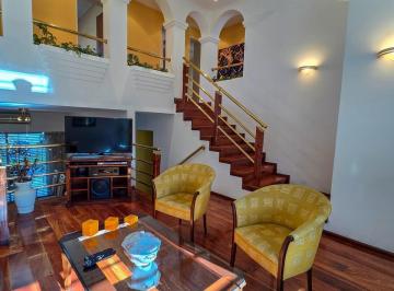 Casa · 187m² · 5 Ambientes · 1 Cochera · Venta Casa 5 Ambientes en Dos Plantas con Jardín, Parrilla y Garaje en Villa Lugano