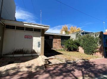 Casa en Venta de 5 ambientes · Casa en Venta. Godoy Cruz. Sobre Cervantes. Apta Crédito.
