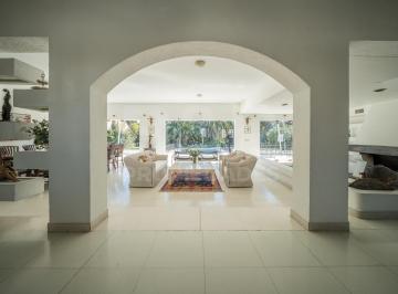 Casa · 645m² · 9 Ambientes · 4 Cocheras · Excelente Casa en Venta - 4 Lotes Centrales - Miraflores Country Club