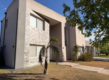 Casa · 220m² · 5 Ambientes · 6 Cocheras · Casa a La Venta en Barrio Santa Ines. Cerca del Ingreso