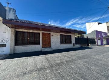 Casa · 354m² · 4 Ambientes · Chalet Sobre Dos Lotes Sobre Av Jara