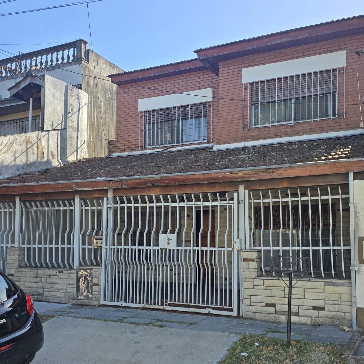 Gobernador Castro al 300, E/ Novaro y Thames