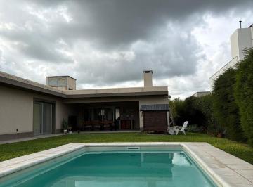 Casa · 235m² · 5 Ambientes · 4 Cocheras · Casa en Venta 3 Dorm. - Funes San Sebastian