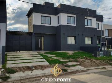 Casa · 117m² · 4 Ambientes · 3 Cocheras · Casa Venta Docta 3 Dorm.
