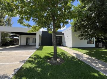 Casa · 176m² · 5 Ambientes · 2 Cocheras · Casa en Venta, 3 Dorm., en San Sebastian, Pilar, Gba Norte