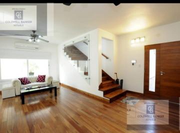 Casa · 286m² · 6 Ambientes · 1 Cochera · Casa en Sarandi