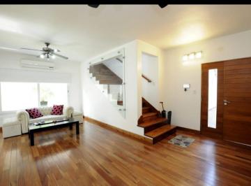 Casa · 286m² · 6 Ambientes · 1 Cochera · Casa en Sarandi