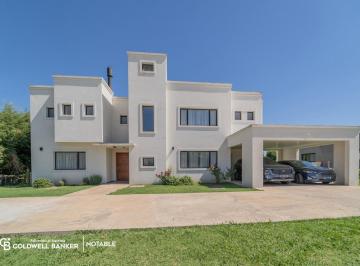 Casa · 270m² · 6 Ambientes · 7 Cocheras · Casa en Altos de Manzanares