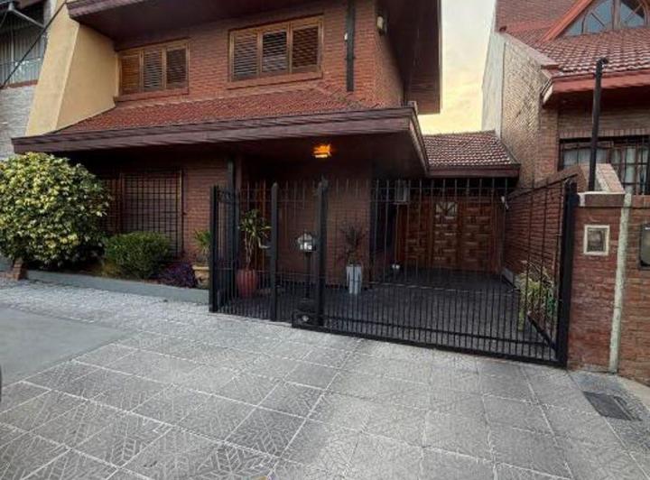 Casa · 200m² · 4 Ambientes · 3 Cocheras