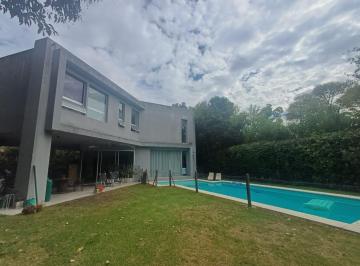 Casa · 321m² · 5 Ambientes · 3 Cocheras · Casa en Pilar