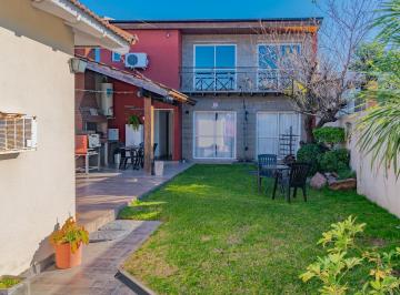 Casa · 200m² · 5 Ambientes · 3 Cocheras · Venta Casa 3 Ambientes con Departamento Tipo Dúplex Sobre Amplio Lote