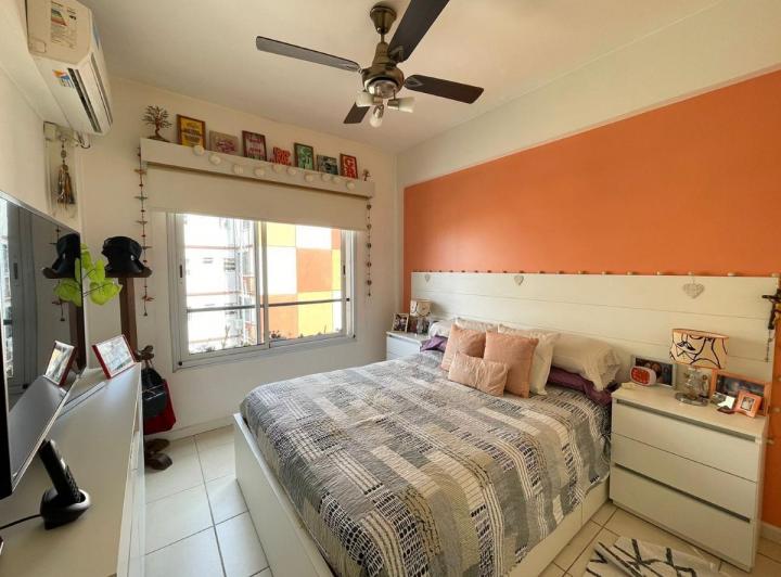 Departamento de 3 Ambientes con Balcón y Cochera Fija en Villa del Parque.