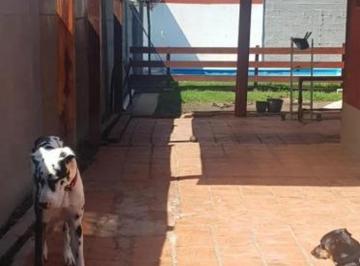 Casa · 102m² · 4 Ambientes · 1 Cochera · Casa en Venta - 3 Dorm. 2 Baños - 234 m²