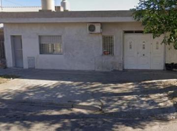 Casa · 215m² · 9 Ambientes · 1 Cochera · Casa en Santa Genoveva