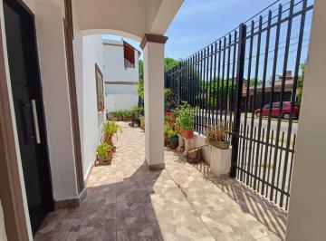 PH · 185m² · 4 Ambientes · 1 Cochera · Amplio PH con Patio, Quincho y Terraza, Cochera