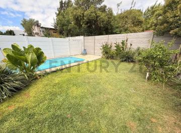 Casa · 120m² · 4 Ambientes · 1 Cochera · Casa en Venta de Tres Dorm. con Parque, Cochera y Pileta en La Plata