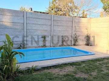 Casa · 120m² · 4 Ambientes · 1 Cochera · Casa en Venta de Tres Dorm. con Parque, Cochera y Pileta en La Plata