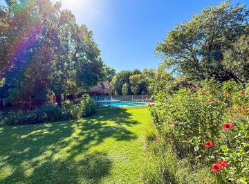 Casa de 8 ambientes, Malvinas Argentinas · Espectacular Casa con Gran Jardin en Venta en Olivos Golf Club
