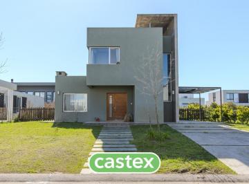 Casa · 154m² · 3 Dormitorios · 1 Cochera · Casa en Lote Interno en Alquiler en Puertos Araucarias