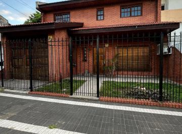 Casa · 165m² · 4 Ambientes · 1 Cochera · Chalet en Bombero Ariño Al 300