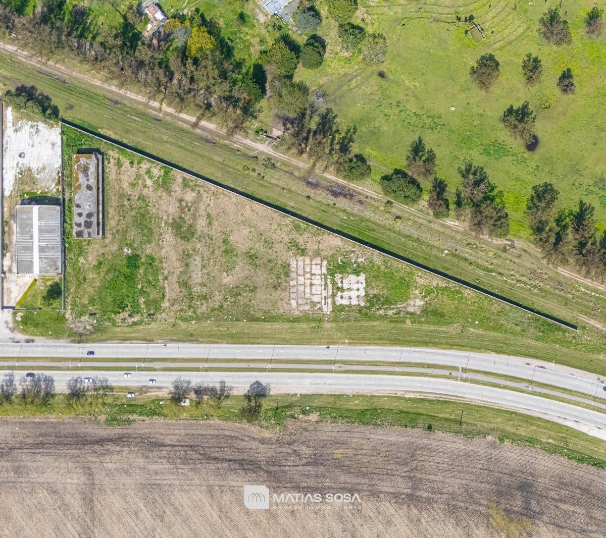 Terreno de 7855 m² en esquina sobre Ruta 88 — Zonificación industrial