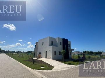 Casa · 162m² · 5 Ambientes · 1 Cochera · Casa en El Olivar, Pilar