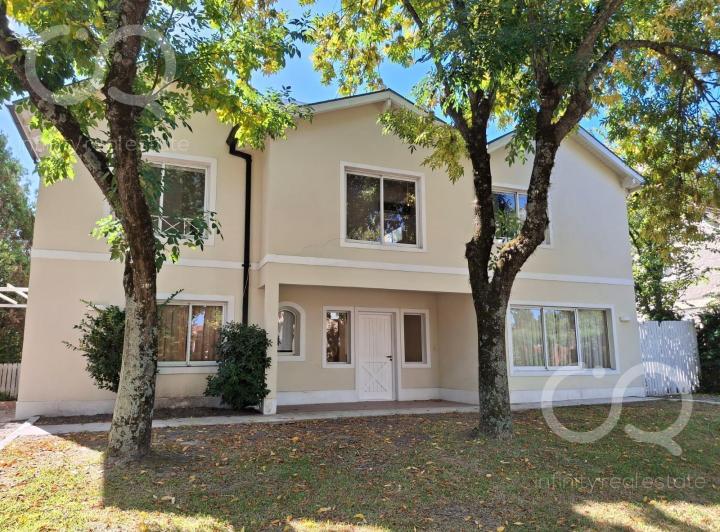 Casa · 240m² · 7 Ambientes · 4 Cocheras