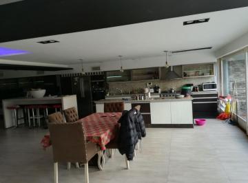 Casa de 11 ambientes, Villa Luro · Venta de Casa de 11 Amb. con Pileta, Quincho y Parrillla en Villa Luro Norte