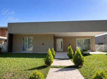 Casa · 130m² · 3 Ambientes · 2 Cocheras · Casa en Alquiler en Lares de Canning